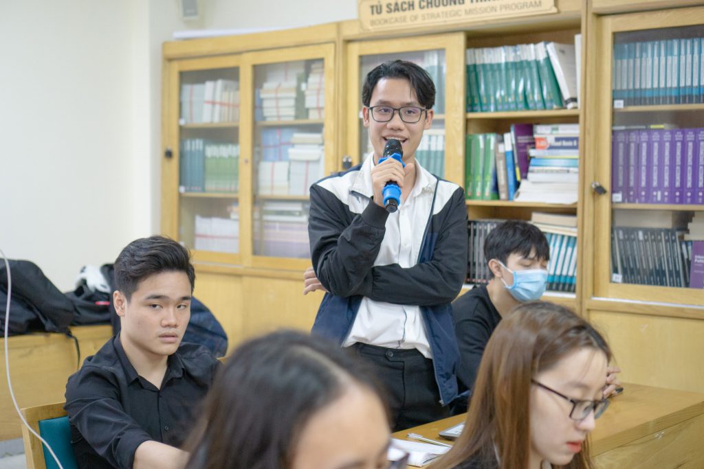 Các thí sinh sôi nổi đặt câu hỏi, thắc mắc trong phần chuẩn bị Vòng 2 của đội mình cho diễn giả Các thí sinh sôi nổi đặt câu hỏi, thắc mắc trong phần chuẩn bị Vòng 2 của đội mình cho diễn giả