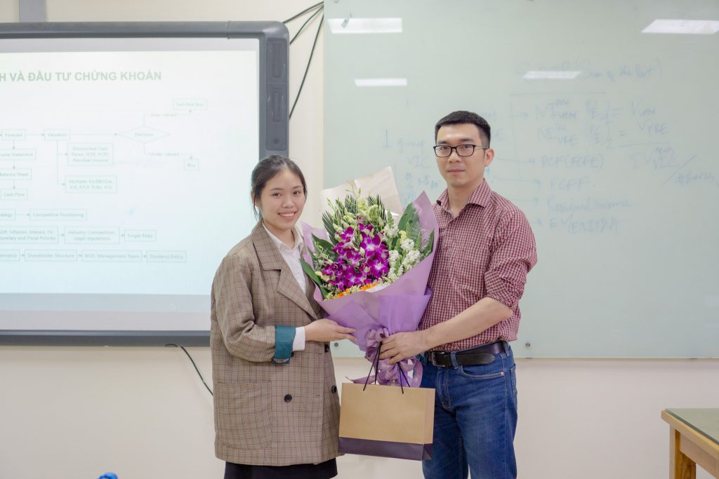 BTC tặng quà kỉ niệm, cảm ơn diễn giả Lý Lâm Duy BTC tặng quà kỉ niệm, cảm ơn diễn giả Lý Lâm Duy